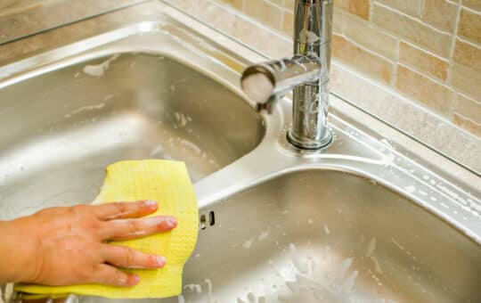 How to clean sinks with baking soda