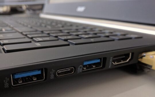 How to clean usb port on laptop
